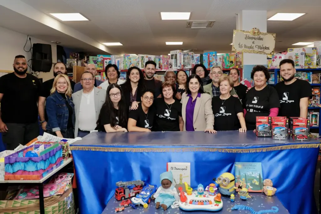 Voluntarios de la Casa Galicia junto a los miembros del Ayuntamiento de Las Palmas de Gran Canaria posan en una foto de familia cuando está a punto de terminar la campaña de recogida de este año / Ayuntamiento de Las Palmas de Gran Canaria 