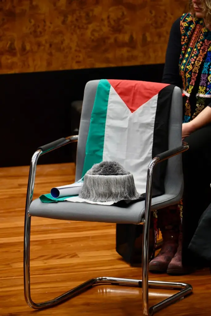 La ULPGC reconoce con un honoris causa la labor de la fotógrafa palestina Hassouna en Gaza