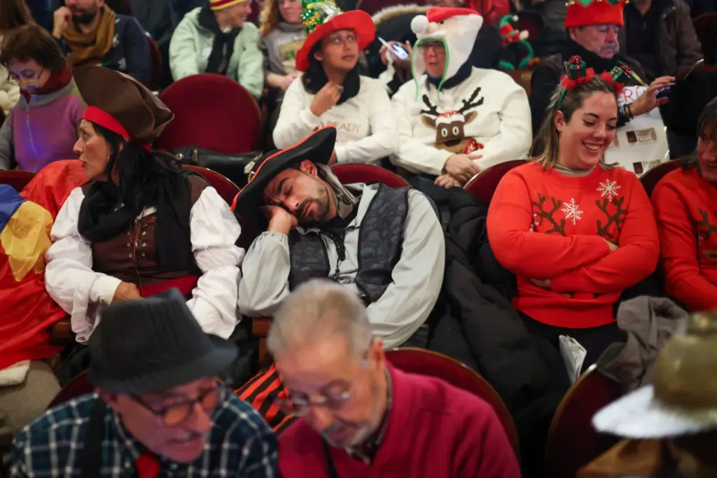 Agotamiento tras días de cola entre algunos asistentes al Teatro Real antes del inicio del sorteo / REUTERS/Alejandro Martinez Velez