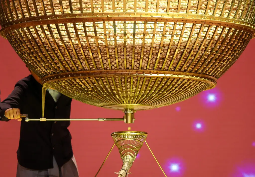 Una bola sale del bombo durante el sorteo de la lotería navideña "El Gordo" en Madrid, España, el 22 de diciembre de 2025. REUTERS/Alejandro Martínez Vélez