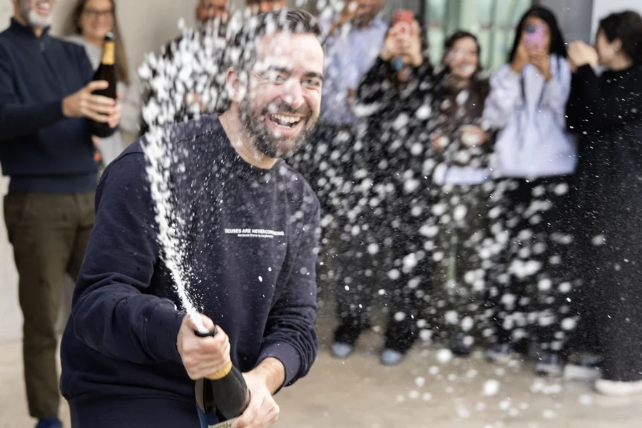 VIGO (ESPAÑA), 22/12/2025.- La fortuna ha llegado a la sede de Bimba y Lola en Vigo, por participaciones del 70.048, segundo premio del Sorteo Extraordinario de la Lotería de Navidad, vendidas por la empresa a la plantilla de esta firma de moda. EFE/Salvador Sas