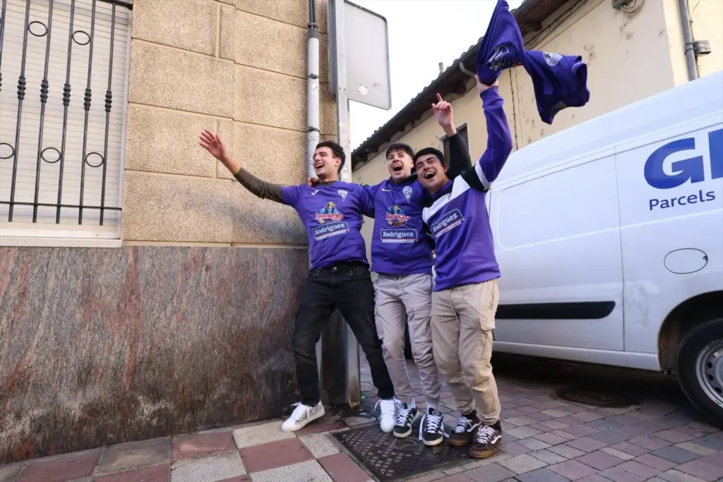 Agraciados con el ‘Gordo’ del Sorteo Extraordinario de la Lotería de Navidad 2025 correspondiente al número 79432 celebran su suerte, a 22 de diciembre de 2025, en La Bañeza, León, Castilla y León (España). 