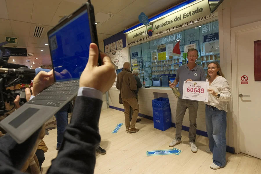 LAS PALMAS DE GRAN CANARIA, 22/12/2025.- El quinto premio de la Lotería de Navidad 60649, cayó en la administración de lotería 50 de Las Palmas de Gran Canaria, ubicada en un centro comercial del barrio de Siete Palmas, desde donde ha repartido 2.280.000 euros en forma de 380 décimos. En la imagen, los dueños de la administración Susana Alcántara y Juan Manuel Izquierdo. EFE/Ángel Medina G.
