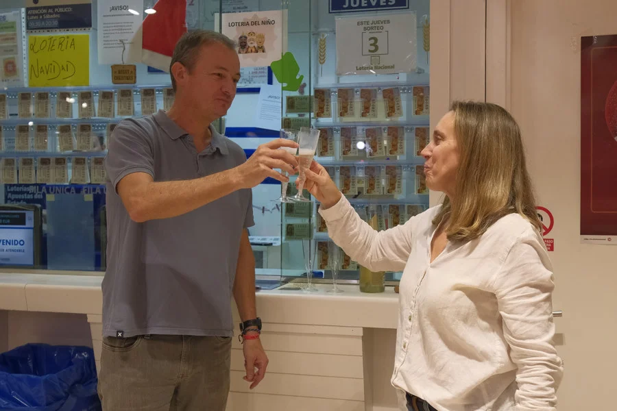 LAS PALMAS DE GRAN CANARIA, 22/12/2025.- El quinto premio de la Lotería de Navidad 60649, cayó en la administración de lotería 50 de Las Palmas de Gran Canaria, ubicada en un centro comercial del barrio de Siete Palmas, desde donde ha repartido 2.280.000 euros en forma de 380 décimos. En la imagen, los dueños de la administración Susana Alcántara y Juan Manuel Izquierdo. EFE/Ángel Medina G.