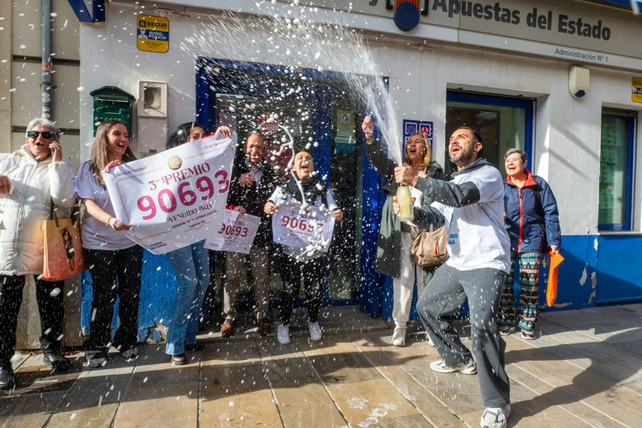 El número 90.693, agraciado con el tercer premio del Sorteo de la Lotería de Navidad, ha repartido 25 millones de euros en Santa Fe (Granada). Según Loterías y Apuestas del Estado, la Administración Número 1 de la localidad granadina, ubicada en la Plaza Isabel la Católica, ha repartido 50 series. En la imagen, agraciados y propietarios de la adminitración Número 1 de Santa Fe, celebran el premio. EFE/Miguel Ángel Molina