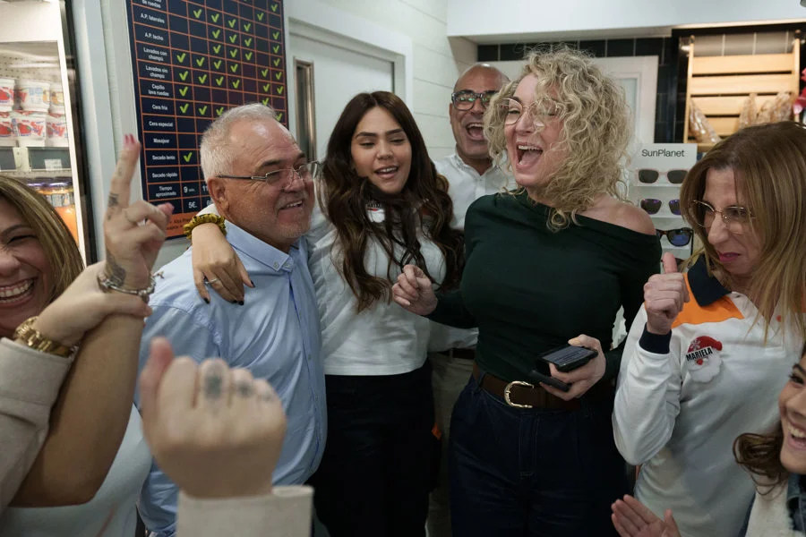 Empleados y propietarios de la administración de lotería situada en la estación de servicio La Chasnera, en el municipio tinerfeño de Granadilla de Abona, en la que ha caído el tercer premio de la Lotería de Navidad. EFE/Ramón de la Rocha