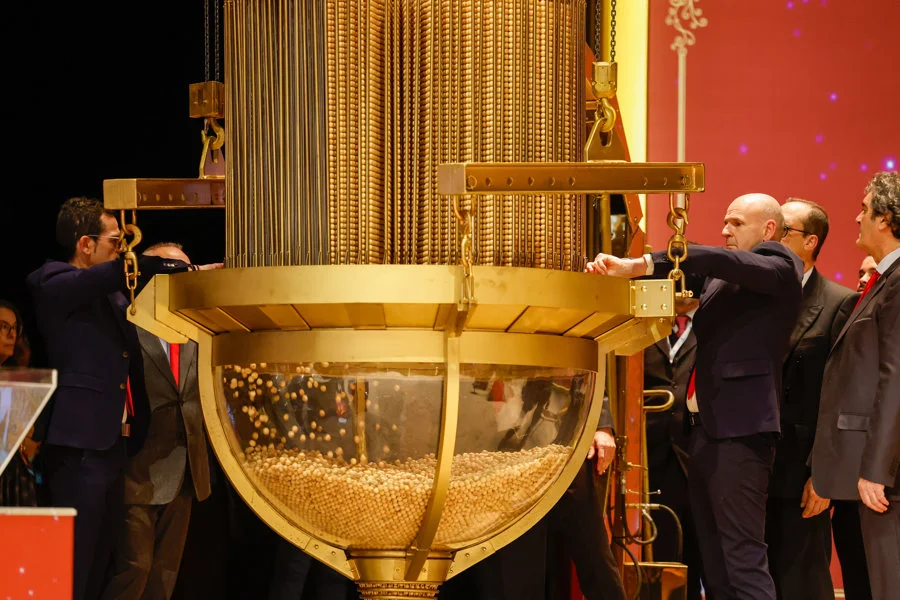 Trabajadores de Loterías y Apuestas del Estado preparan las bolas con los números para introducirlas en el tambor durante los reparativos para el inicio del Sorteo Extraordinario de Navidad,que repartirá 2.772 millones de euros en premios, este lunes, en el Teatro Real de Madrid. EFE/Chema Moya