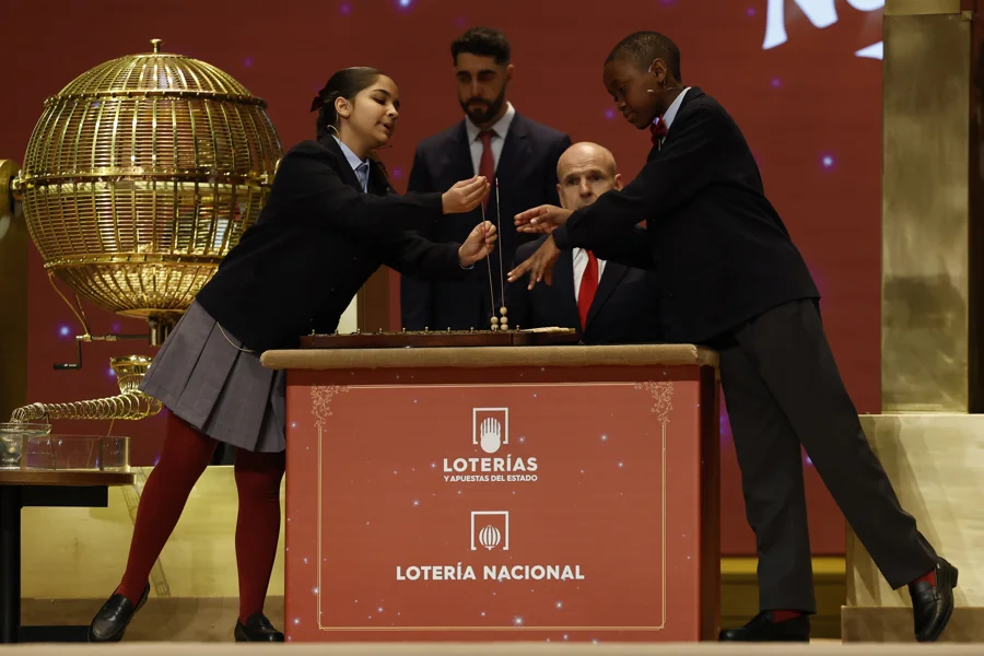 Samanta Fuster (i) y Ángel Abaga (d), los niños de la Residencia San Ildefonso del Ayuntamiento de Madrid encargados de cantar premio y número, respectivamente, de la primera tabla de del Sorteo Extraordinario de Navidad celebrado este lunes en el Teatro Real de Madrid. EFE/Chema Moya