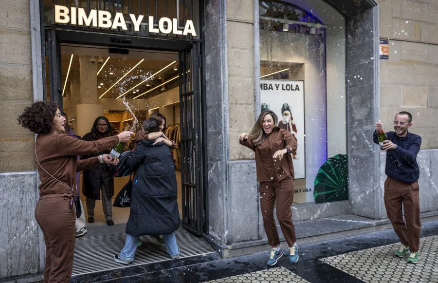  Trabajadoras de la sede de Bimba y Lola en San Sebastián celebran su suerte, por participaciones del 70.048, segundo premio del Sorteo Extraordinario de la Lotería de Navidad, vendidas por la empresa a la plantilla de esta firma de moda. EFE/Javier Etxezarreta
