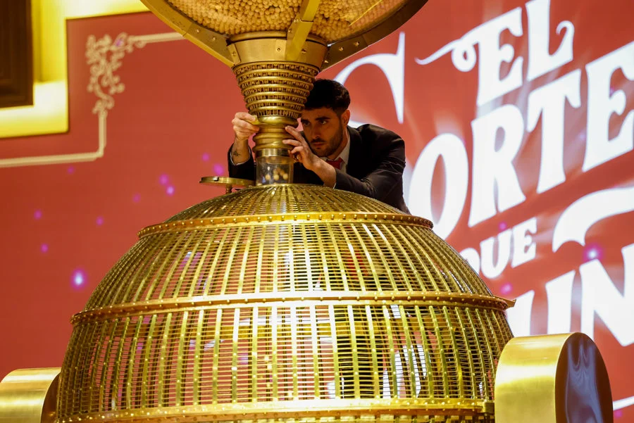 Un trabajador de Loterías y Apuestas del Estado prepara el bombo durante los preparativos para el inicio del Sorteo Extraordinario de Navidad, que repartirá 2.772 millones de euros en premios, este lunes, en el Teatro Real de Madrid. EFE/Chema Moya