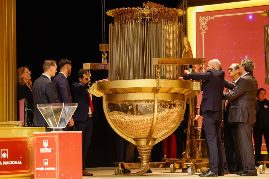 Trabajadores de Loterías y Apuestas del Estado preparan las bolas, este lunes, en el Teatro Real de Madrid. EFE/Chema Moya