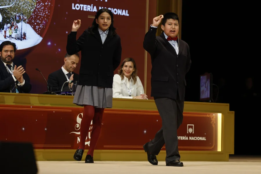 isha Solange (i) y Gorka Calderón (d), cantan un cuarto premio, el 78.477, que ha sido agraciado con un cuarto premio en el Sorteo de la Lotería de Navidad y dotado con 200.000 euros a la serie (20.000 euros al décimo). EFE/Chema Moya