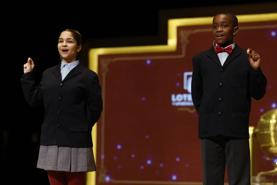 Los niños de San Idelfonso cantan el segundo premio, el 70048 con 125.000 euros al décimo, durante el Sorteo Extraordinario de Navidad este lunes, en el Teatro Real de Madrid. EFE/Chema Moya