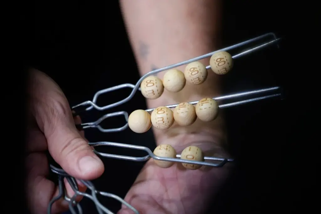 Los operarios preparan las bolas que cada año tienen los números y los premios de la Lotería de Navidad a su llegada al Teatro Real de Madrid / Europa Press