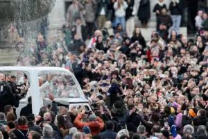 El Papa León XIV saluda a los fieles desde el papamóvil antes de pronunciar el tradicional discurso Urbi et Orbi del día de Navidad a la ciudad y al mundo, en el Vaticano, el 25 de diciembre de 2025. REUTERS/Yara Nardi