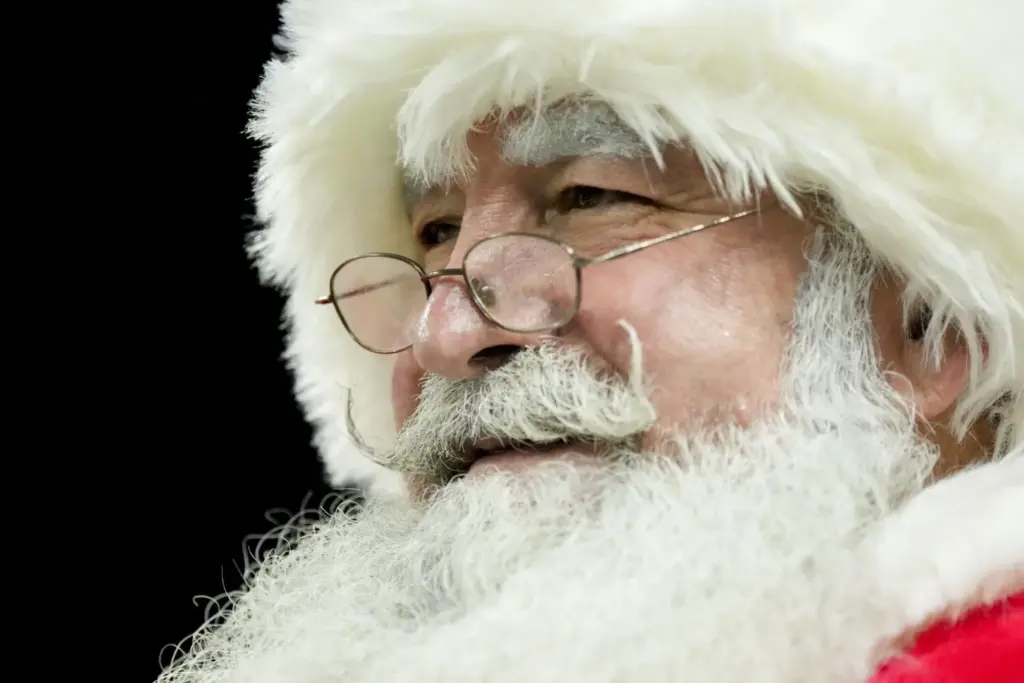 Papa Noel viaja en su trineo volando hacia Canarias como cada 24 de diciembre