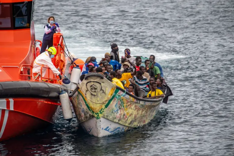 Salvamento Marítimo intercepta un cayuco a seis millas de La Restinga con 21 personas