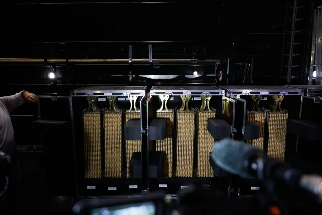 Trabajadores preparan los las bolas que van en los bombos de la lotería nacional en el Teatro Real de Madrid, a 12 de diciembre de 2025, en Madrid (España) / Europa Press