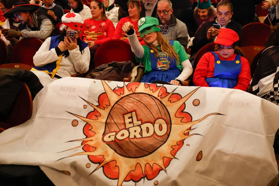 Algunos de los que han entrado a primera hora en el Teatro Real / EFE / Chema Moya