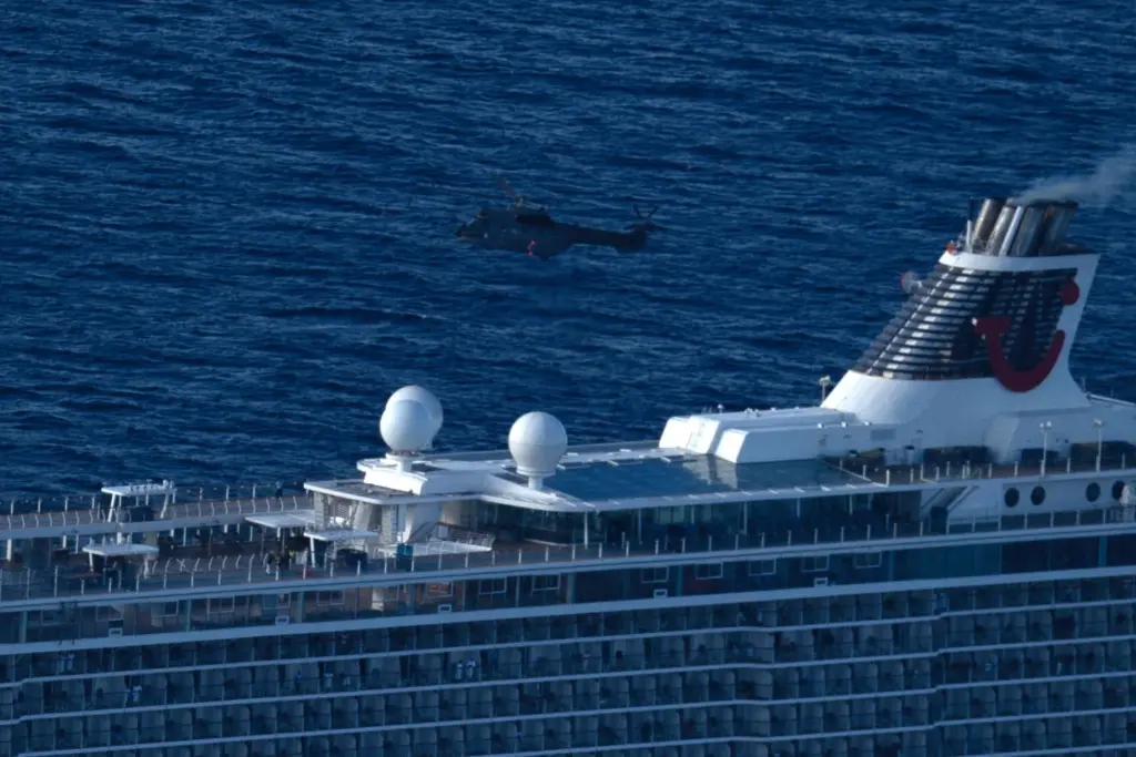 Momento del rescate aéreo de la tripulante del crucero Mein Shiff 3 / Ejército del Aire 