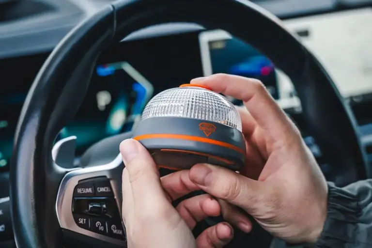 La baliza V16 conectada será obligatoria desde este 1 de enero de 2026 y sustituirá a los triángulos