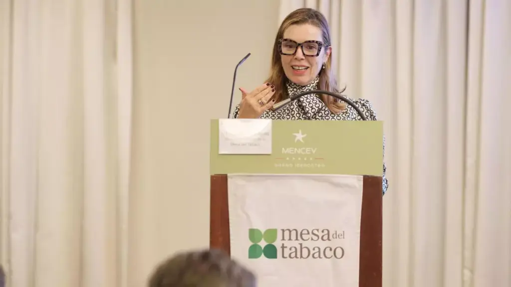 Las exportaciones canarias de tabaco alcanzan 127 millones de euros y superan al plátano. En la imagen, la directora general de la Mesa del Tabaco, Águeda García-Agulló, durante la presentación de un informe de la Mesa del Tabaco sobre la relevancia del sector en Canarias. EFE