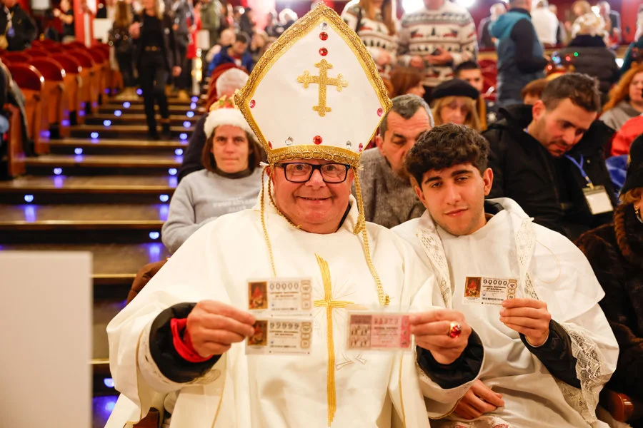 Jesús Ruiz (i), el obispo de la lotería de León, que empezó el domingo a hacer cola en el Teatro Real para ser el primero en entrar al sorteo de Navidad, posa para EFE tras acceder al patio de butacas del Teatro Real / EFE