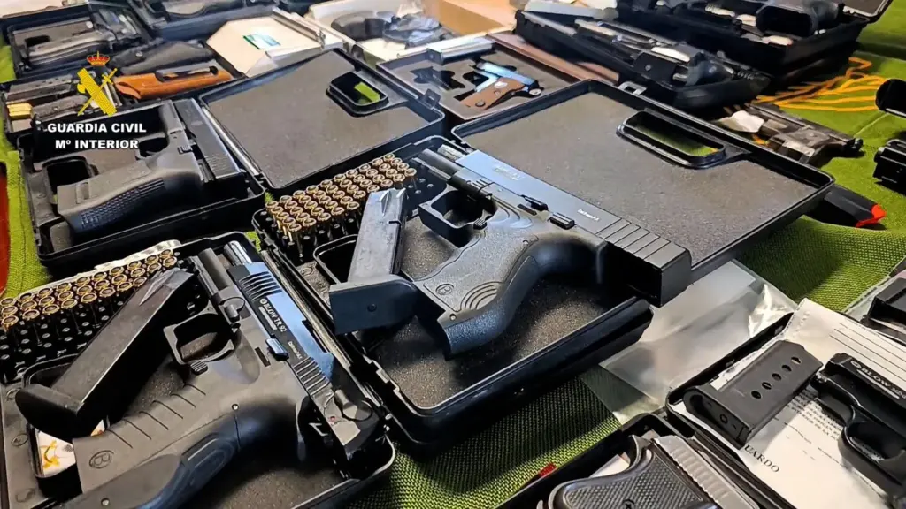 La Guarda Civil desmantela una organización dedicada a fabricar armas y traficar cocaína