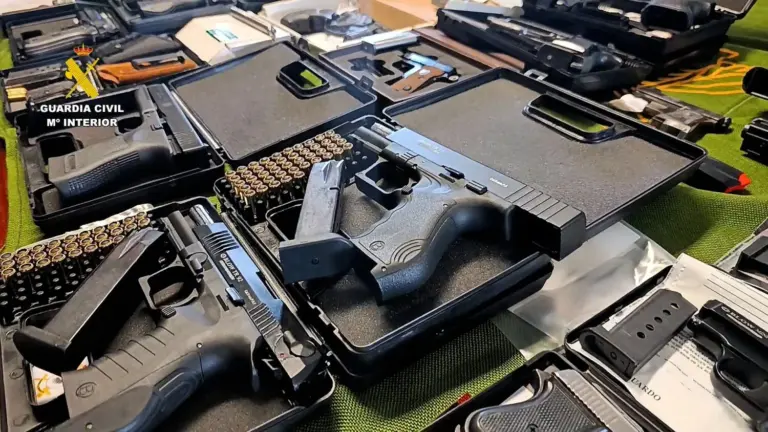La Guardia Civil desmantela una organización dedicada a fabricar armas y traficar cocaína