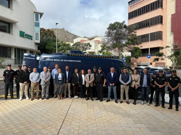 La Policía Nacional presenta en Tenerife la nueva Unidad Móvil de Documentación VIDOC