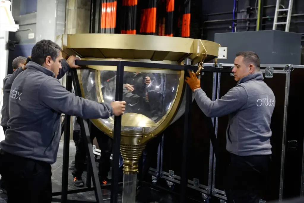 Trabajadores preparan los bombos de la lotería en el Teatro Real de Madrid, a 12 de diciembre de 2025, en Madrid (España) / Europa Press