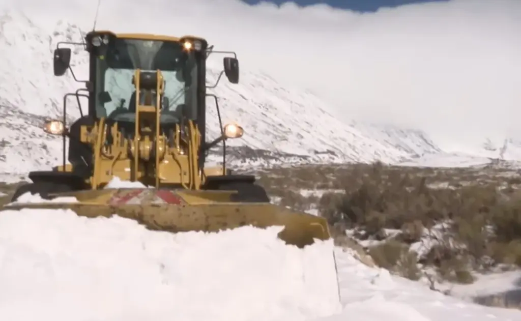 Más de treinta operarios de carreteras del Cabildo de Tenerife participan en los trabajos de retirada de la nieve / RTVC