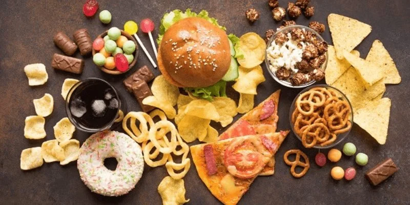 Consumo limitará a dos raciones semanales los ultraprocesados y las frituras en los centros públicos con pensión completa