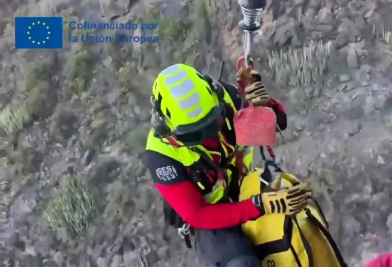 Rescatan a un parapentista herido tras una caída en Adeje 