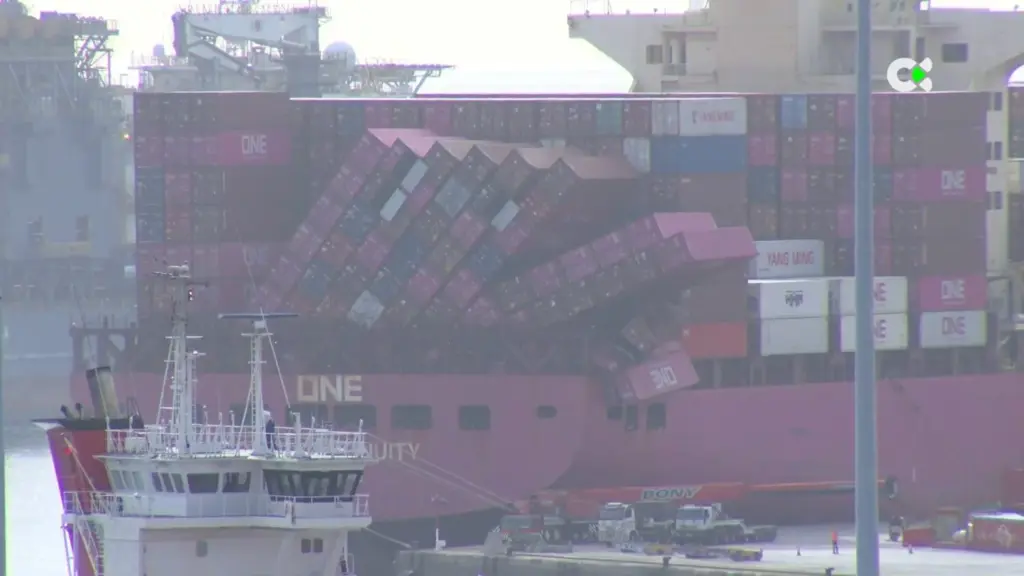 Contenedores a punto de caer del buque asistido en el Puerto de La Luz