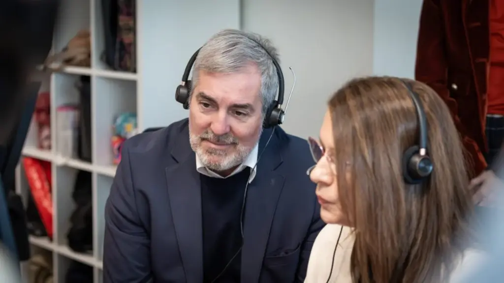 El presidente de Canarias, Fernando Clavijo, ha visitado esta mañana, en Santa Cruz de Tenerife, el Servicio de Información y Atención Ciudadana No Presencial (SIAC NP) 012