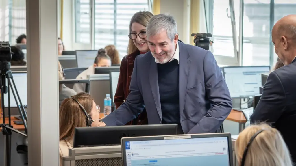 El presidente de Canarias, Fernando Clavijo, ha visitado esta mañana, en Santa Cruz de Tenerife, el Servicio de Información y Atención Ciudadana No Presencial (SIAC NP) 012
