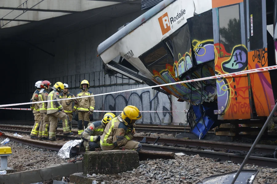 Varios bomberos trabajan en la zona cero del accidente de tren ocurrido ayer en Gelida (Barcelona), en el que murió un maquinista y otras 37 resultaron heridas, mientras que la Generalitat apunta al "desprendimiento de un talud" como "principal hipótesis" del accidente. EFE/ Quique Garcia