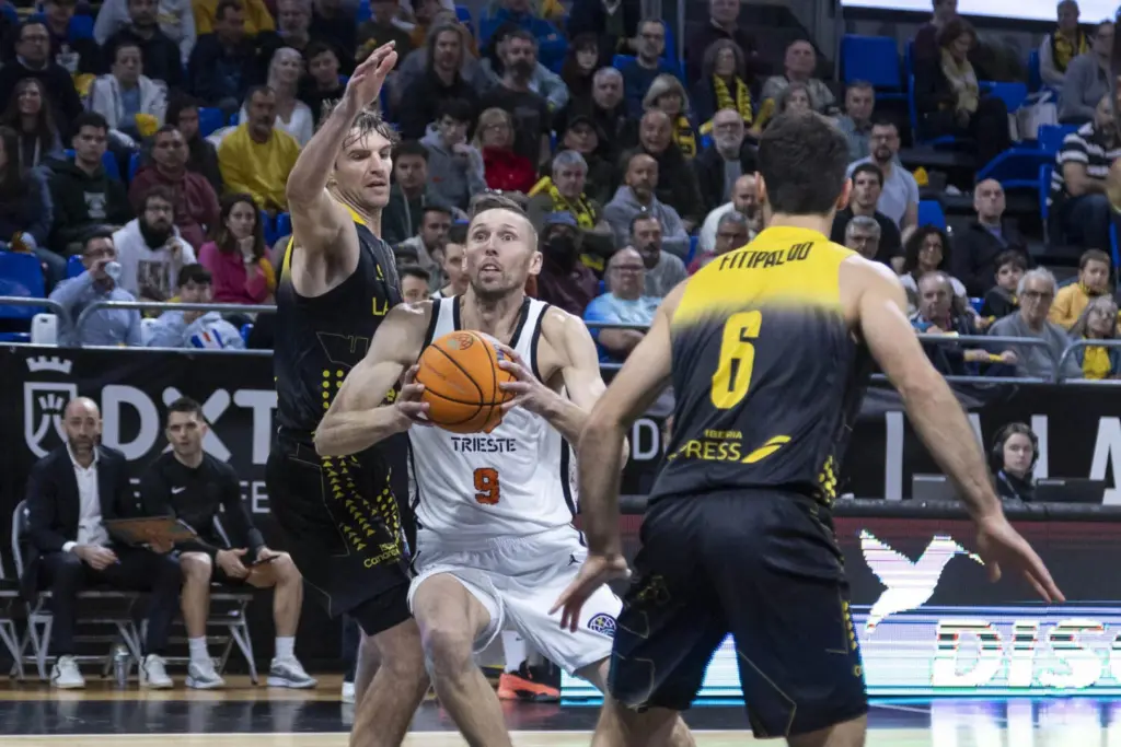 84-82| La Laguna Tenerife remonta y gana al Trieste italiano