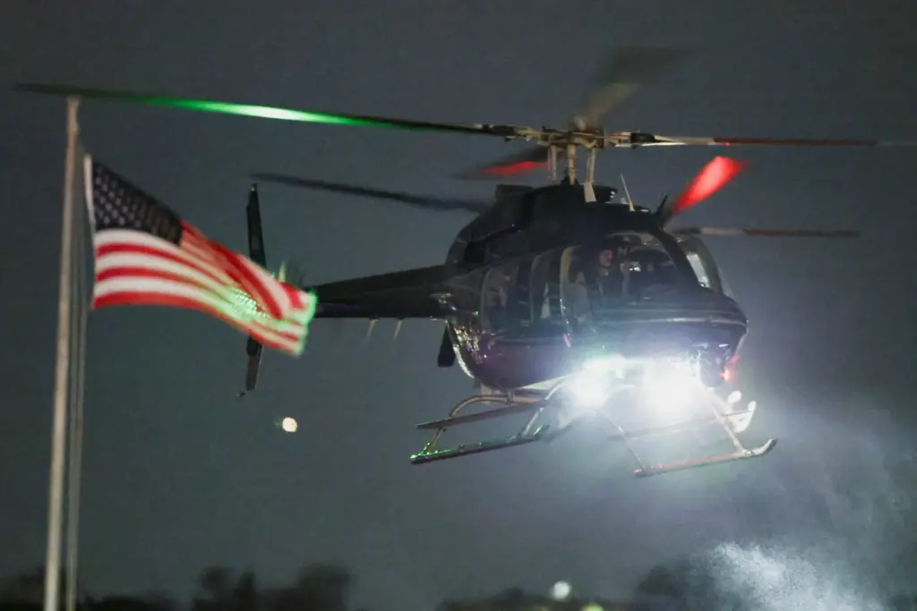 Uno de los helicópteros que se cree transporta al presidente de Venezuela, Nicolás Maduro, y a su esposa Cilia Flores llega después de que fueron capturados durante la noche en Venezuela por fuerzas estadounidenses, en el helipuerto Westside en la ciudad de Nueva York, EE. UU., el 3 de enero de 2026. REUTERS/Jeenah Moon