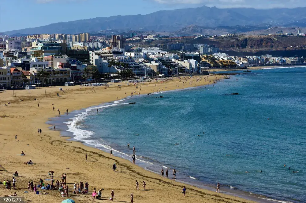 El Ayuntamiento moderniza la megafonía de la playa de Las Canteras