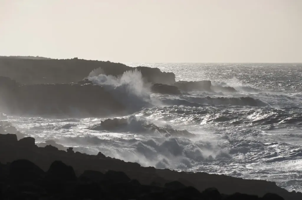 Sigue desparecido un joven arrastrado por el mar en Lanzarote