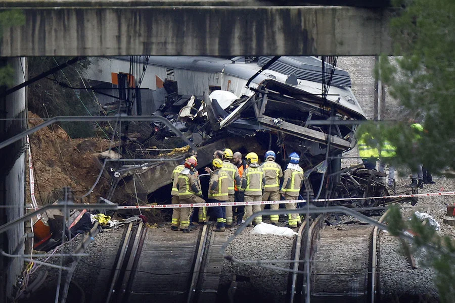 Varios bomberos trabajan en la zona cero del accidente de tren ocurrido ayer en Gelida (Barcelona), en el que murió un maquinista y otras 37 resultaron heridas, mientras que la Generalitat apunta al "desprendimiento de un talud" como "principal hipótesis" del accidente. EFE/ Quique Garcia