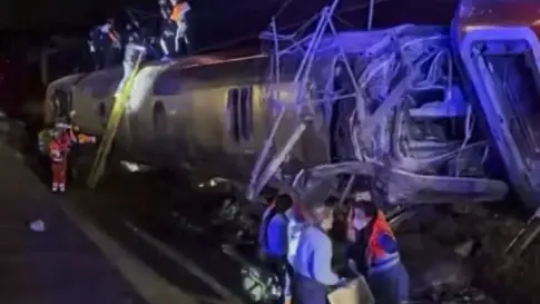 Se elevan a diez los muertos en el descarrilamiento de dos trenes en Córdoba
