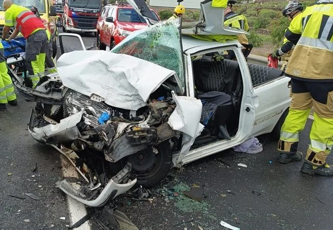 Uno de los vehículos accidentados. Imagen 1-1-2 Canarias