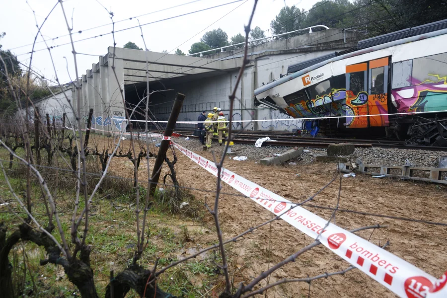  Varios bomberos trabajan en la zona cero del accidente de tren ocurrido ayer en Gelida (Barcelona), en el que murió un maquinista y otras 37 resultaron heridas, mientras que la Generalitat apunta al "desprendimiento de un talud" como "principal hipótesis" del accidente. EFE/ Quique Garcia