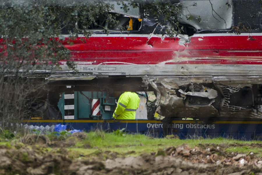 a grúa trabaja en el vagón 8 del tren Iryo, el último vagón que chocó al descarrilar contra el Alvia que se dirigía a Huelva. Imagen EFE/ David Arjona