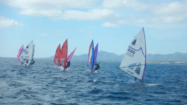 78 regatistas surcarán la bahía de Arrecife Copa de España Windsurfer 2026