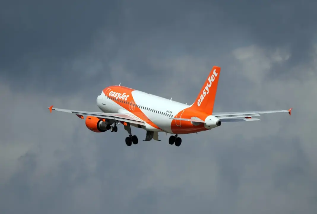 Avión de EasyJet despegando