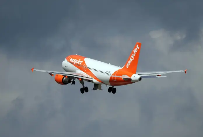 Avión de EasyJet despegando